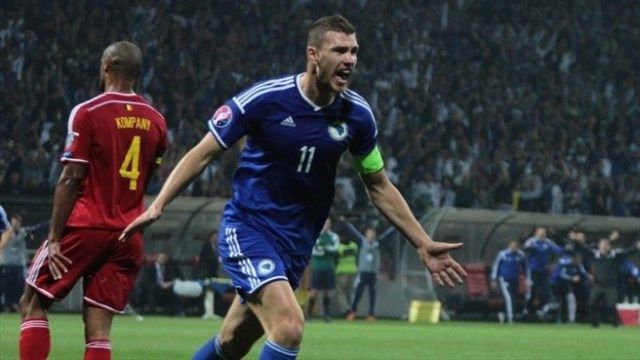 “Znamo koliko voliš Bosnu i Hercegovinu”: što je Amra Džeko napisala Edinu uoči posljednjeg plesa Edin Džeko slavi gol u plavom dresu Bosne i Hercegovine s brojem 11 i kapetanskom vrpcom