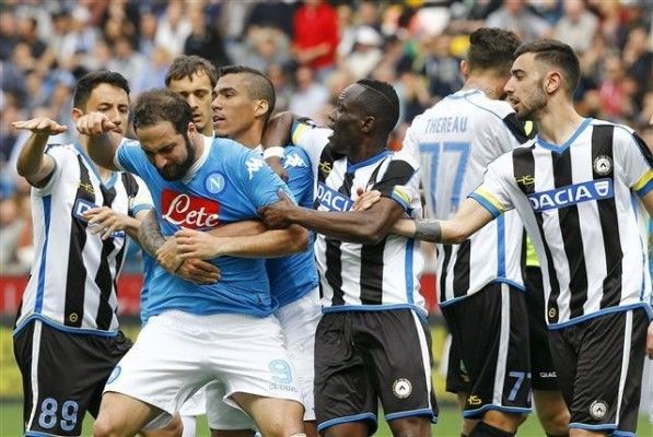 Napoli sve dalje od titule, Higuain ‘poludio’ nakon isključenja