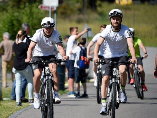 Joachim Low svoju ekipu odveo na vožnju biciklom u Švicarskoj
