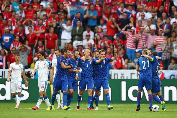 Hrvatska ispustila dva gola prednosti protiv Češke, sramotne scene na tribinama