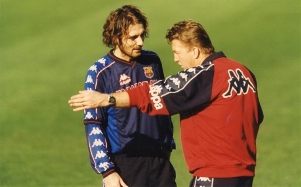 Christophe Dugarry u dresu Barcelone razgovara s trenerom Louisom van Gaalom na travnjaku 1997.