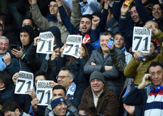 Zašto su navijači Napolija na sinoćnjoj utakmici pokazivali kartice s natpisom “Higuain 71”?