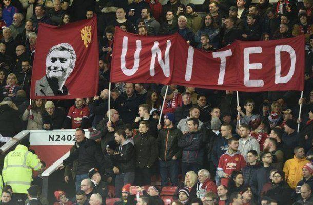 Navijači Uniteda razočarani ponašanjem njihovih ljubimaca nakon poraza od Huddersfielda