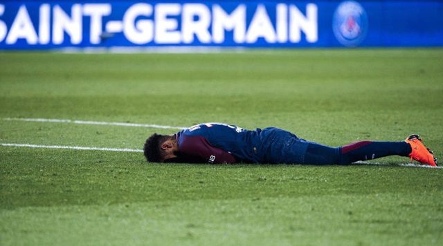 Neymar plakao dok su ga na nosilima iznosili s terena!