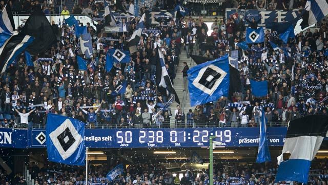 STRAVIČNE scene na stadionu HSV-a nakon ispadanja kluba u “Cvajtu”! (VIDEO)