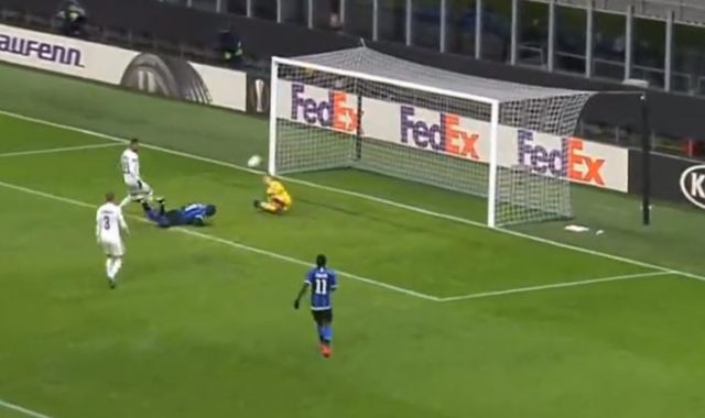 (VIDEO) Jedan od najsretnijih golova u njegovoj karijeri: Romelu Lukaku postigao gol ležeći!