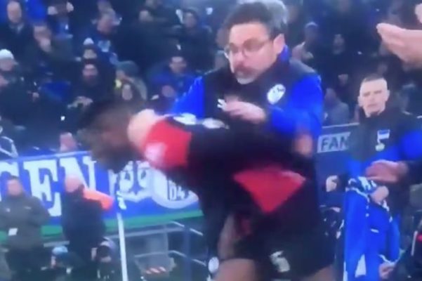 (VIDEO) Ludilo na terenima u Njemačkoj: Trener pokušao pomoći protivničkom igraču, a zatim dobio crveni karton!