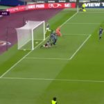 (VIDEO) Kako je ovo mogao promašiti? Napadač West Hama s jednog metra promašio prazan gol!