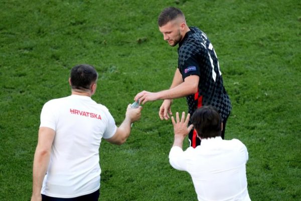 (VIDEO) Evo što se točno dogodilo: Rebić mijenja kopačke i zajedno sa Dalićem gleda kako Hrvatska prima gol!