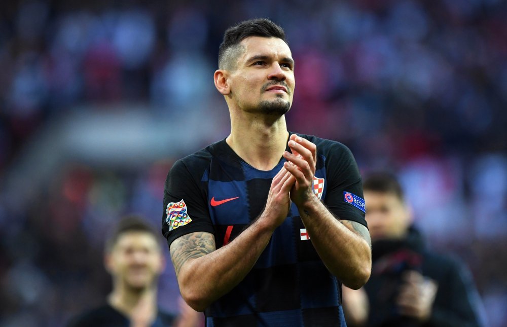 Dejan Lovren u dresu hrvatske reprezentacije pljeska navijačima