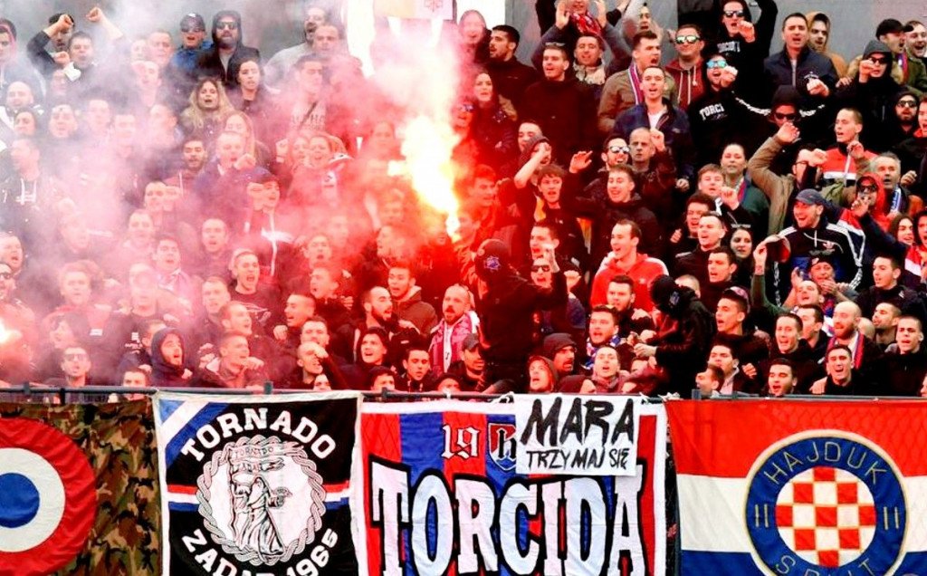 Navijači Hajduka s transparentima Torcide na stadionskoj tribini