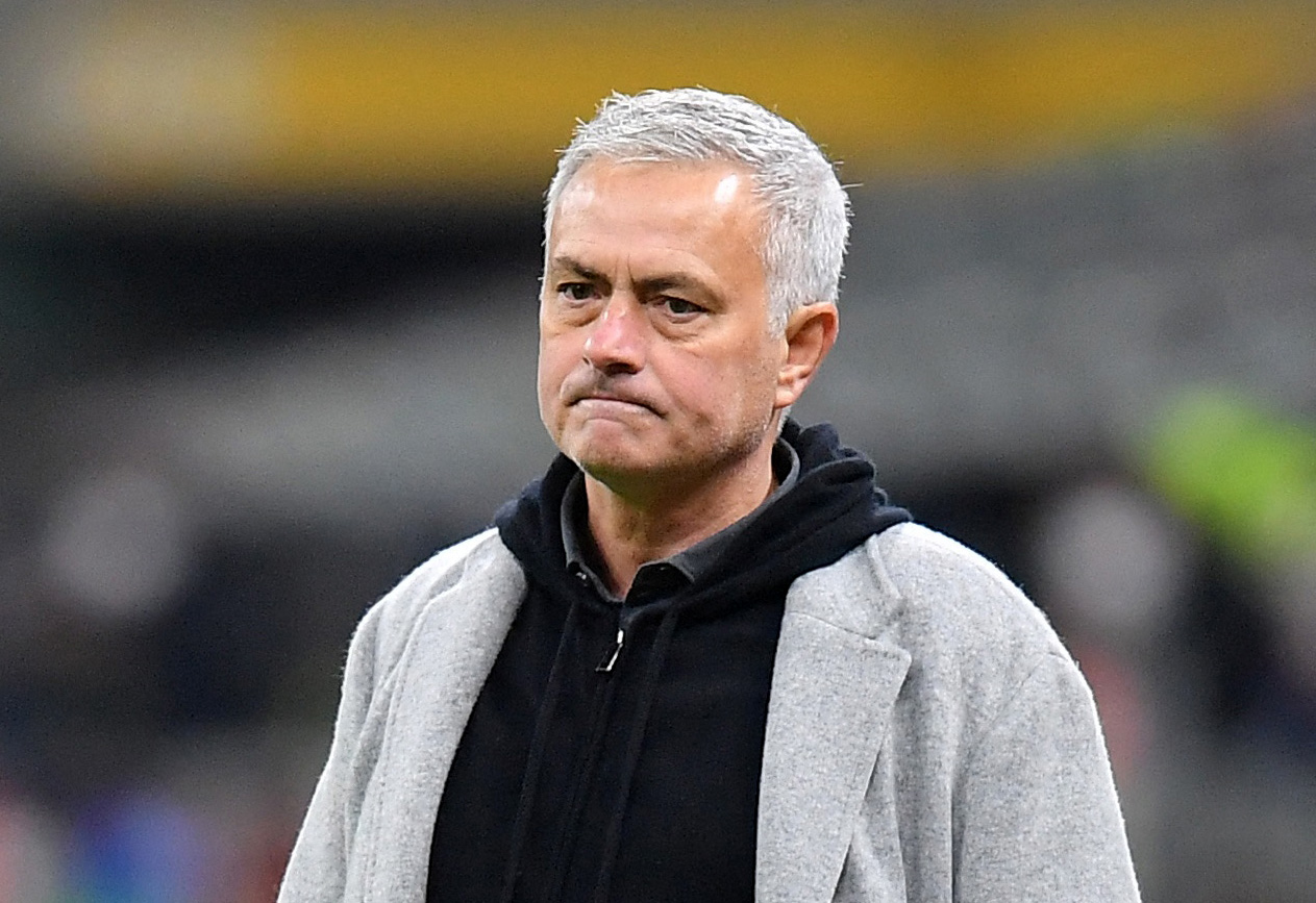 José Mourinho u sivom kaputu uz teren nakon utakmice