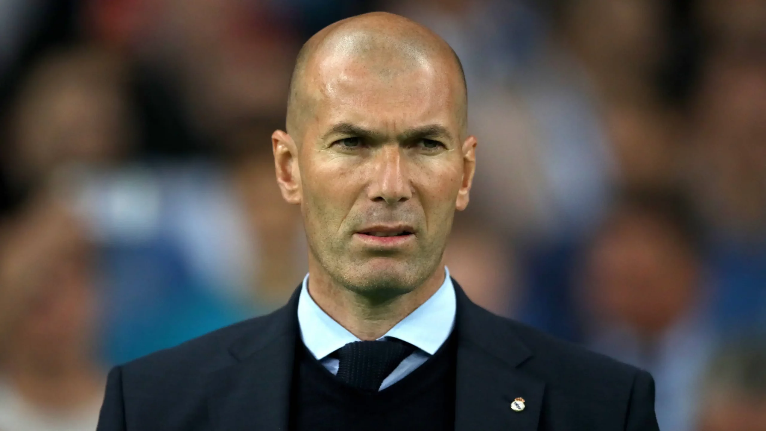 Zinedine Zidane u odijelu uz teren, krupni kadar s klupe