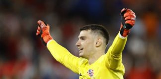 Sastav Hrvatske protiv Engleske: Bilić prekrižio četvoricu, Matanović sprijeda, Modrić i Perišić se vraćaju Dominik Livaković u dresu hrvatske reprezentacije slavi s rukama u zraku