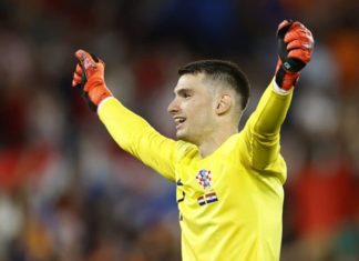 Livaković brani za Barcelonu u subotu: Flick ga nazvao nakon 14 golova u četiri utakmice za Hrvatsku Dominik Livaković u dresu hrvatske reprezentacije slavi s rukama u zraku