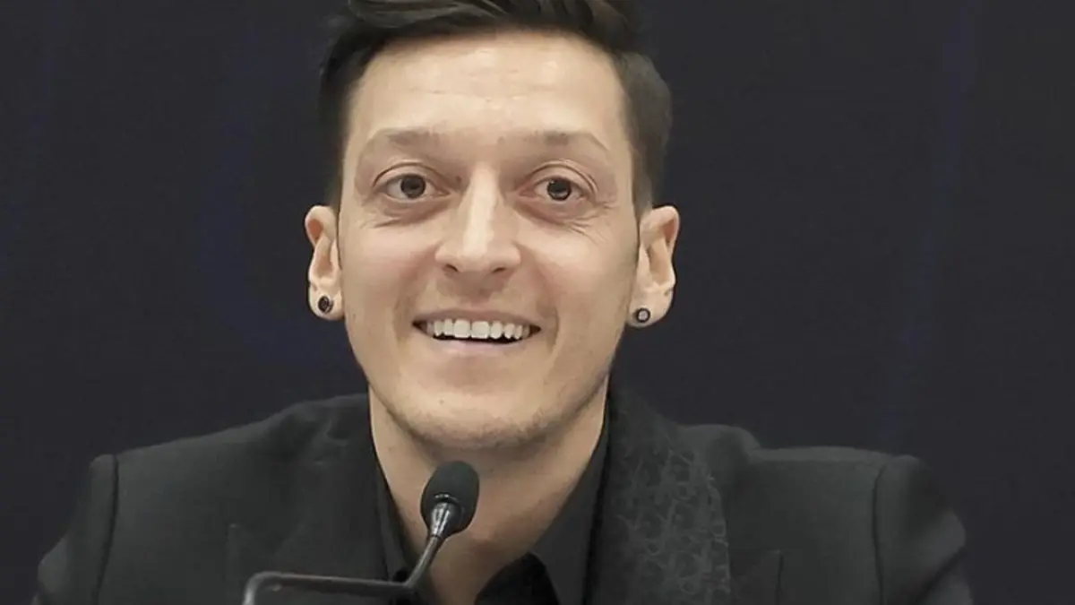 Mesut Ozil imenovao najboljeg braniča na svijetu