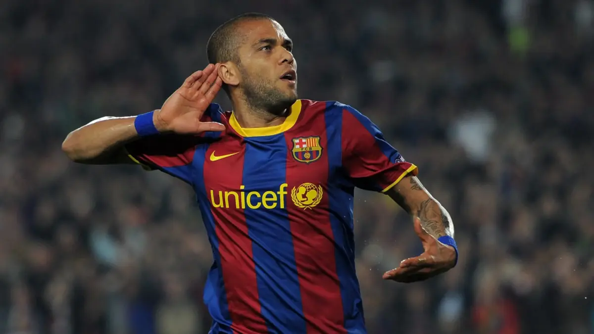Dani Alves vraćen među legende Barcelone nakon što su ga prvotno uklonili