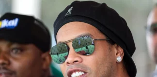 Ronaldinho i Ravenna: s 46 godina vraća se na teren, a nedostaje mu još jedan gol do 300 Ronaldinho s kapom i sunčanim naočalama kao gost na tribini