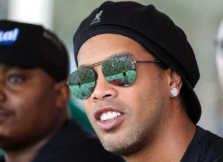 Ronaldinho i Ravenna: s 46 godina vraća se na teren, a nedostaje mu još jedan gol do 300 Ronaldinho s kapom i sunčanim naočalama kao gost na tribini