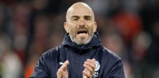Maresca o kazni za Manchester City: „Osvojio sam Championship s Leicesterom. League One? Vidjet ćemo” Enzo Maresca u tamnoplavoj jakni Manchester Cityja plješće s ruba terena