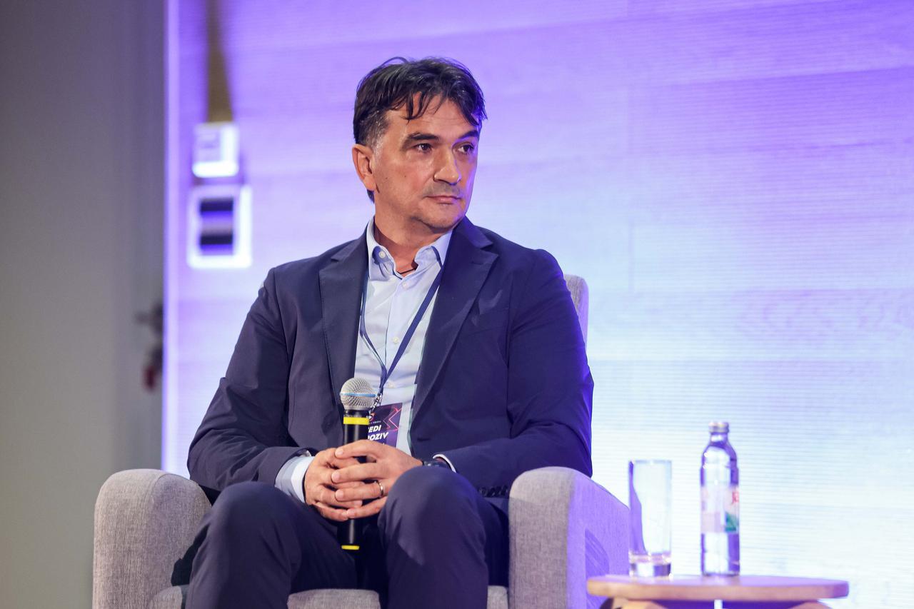 Zlatko Dalić s mikrofonom tijekom javnog nastupa