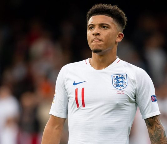 Platili su ga 85 milijuna eura, a sada trenira na terenu desetoligaša — u dresu koji je Ronaldo nosio 2002. Jadon Sancho u bijelom dresu engleske reprezentacije s brojem 11, zamišljenog izraza lica