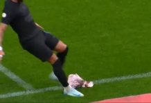 (VIDEO) Neočekivana scena na utakmici – igrač umalo ozlijedio nogu zbog svinjske glave na terenu