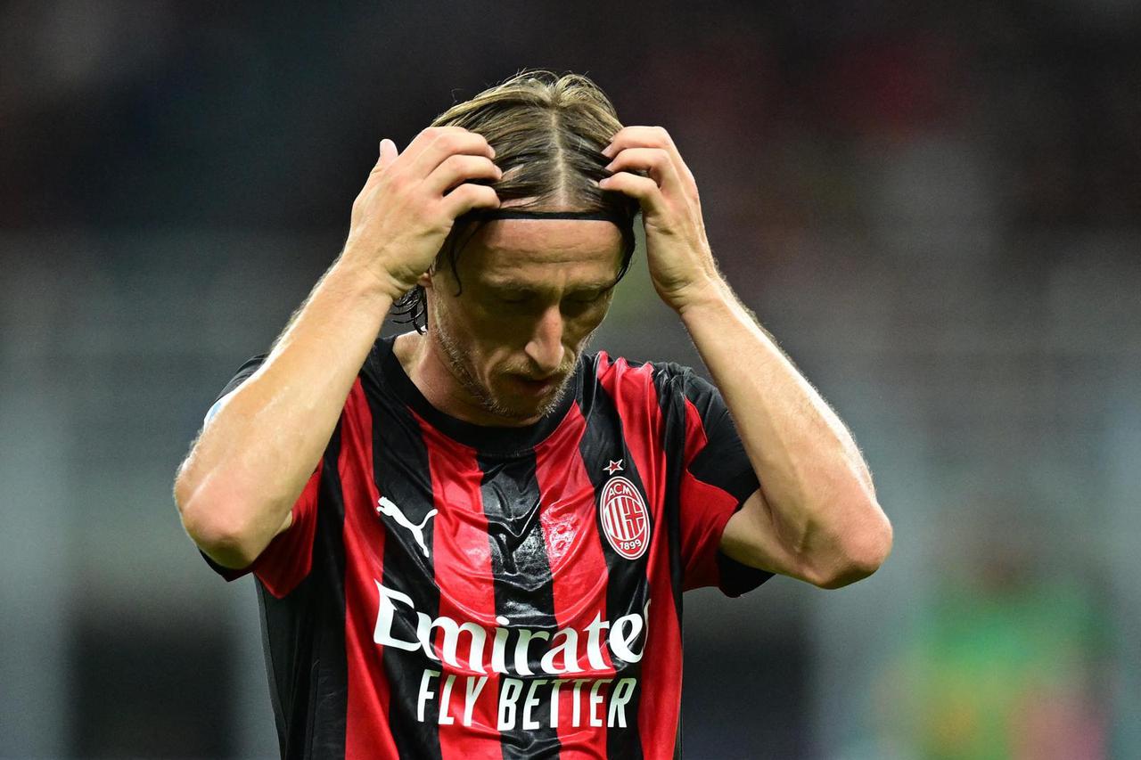 Luka Modrić u dresu Milana hvata se za glavu nakon propuštene prilike