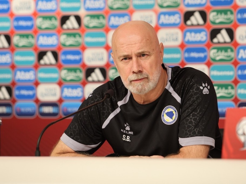 Izbornik Bosne i Hercegovine Sergej Barbarez na konferenciji za medije u dresu s grbom NSBiH