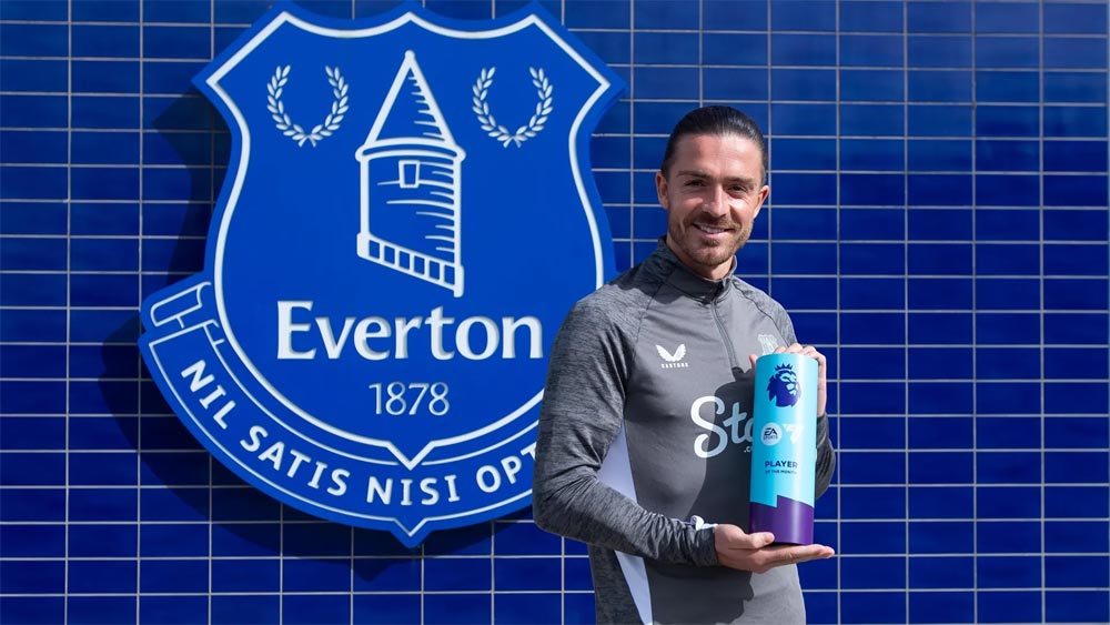 Jack Grealish ispred grba Evertona na klupskom treningu