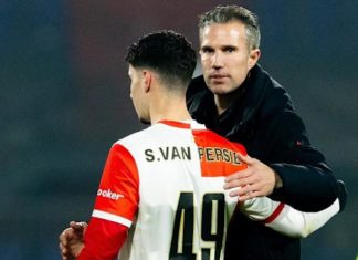 Van Persie morao objašnjavati zašto je sina uveo u igru.