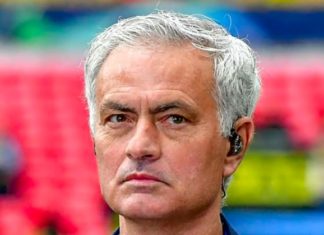 Mourinho na presicu došao s dresom suparničkog igrača: “Najmanje što mi je mogao pokloniti”