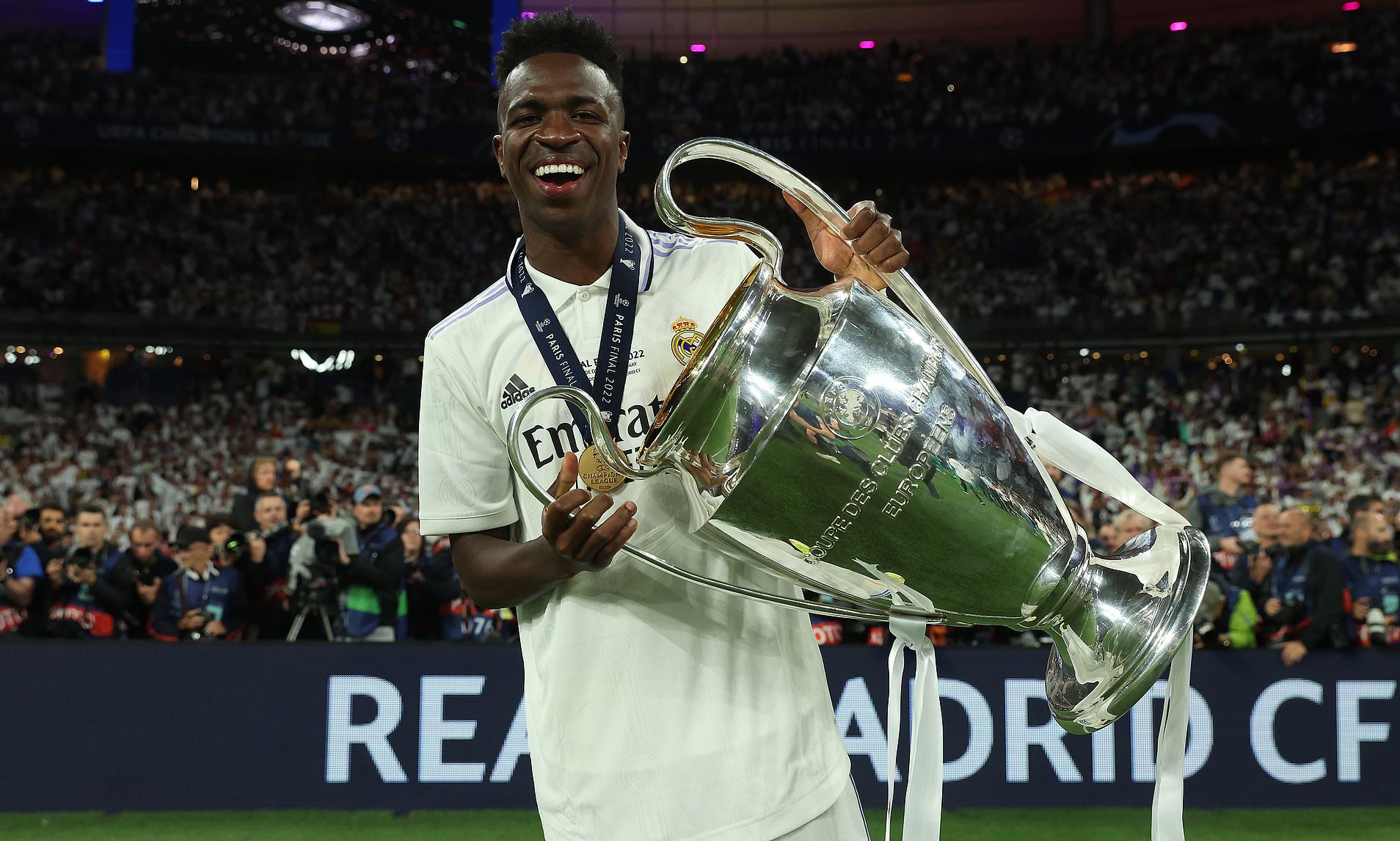 Vinícius Júnior u dresu Real Madrida s trofejem Lige prvaka