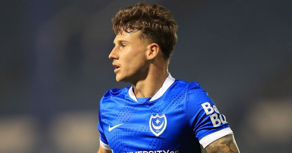 Adrian Segečić u plavom dresu Portsmoutha tijekom utakmice