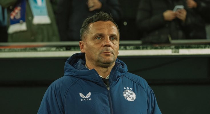 Mario Kovačević, trener Dinama, uz teren u klupskoj jakni s grbom Dinama