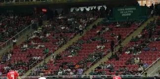 FIFA tvrdi da su tribine bile gotovo pune, no fotografije i televizijski prijenos govore sasvim drugačiju priču