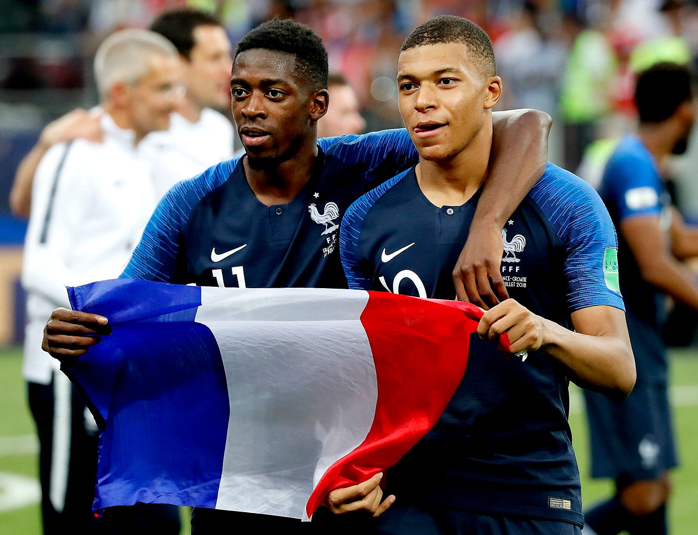 Ousmane Dembélé i Kylian Mbappé u dresovima Francuske s francuskom zastavom