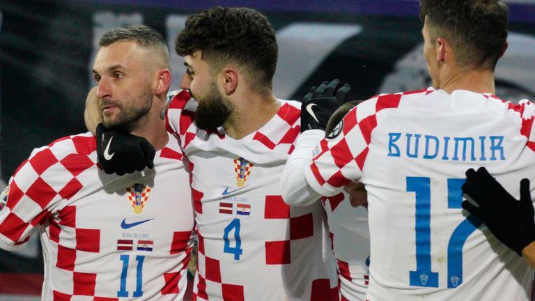 Igrači hrvatske reprezentacije u bijelo-crvenim dresovima slave pogodak