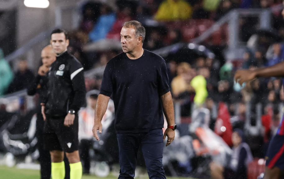 Hansi Flick, trener Barcelone, na rubu travnjaka tijekom utakmice