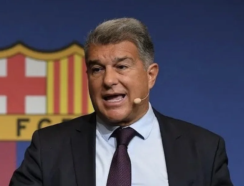 Joan Laporta, predsjednik Barcelone, govori ispred grba kluba