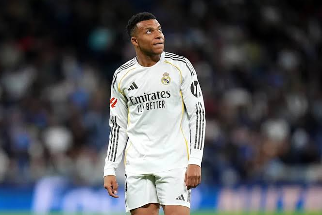 Kylian Mbappé u bijelom dresu Real Madrida gleda prema tribinama tijekom utakmice