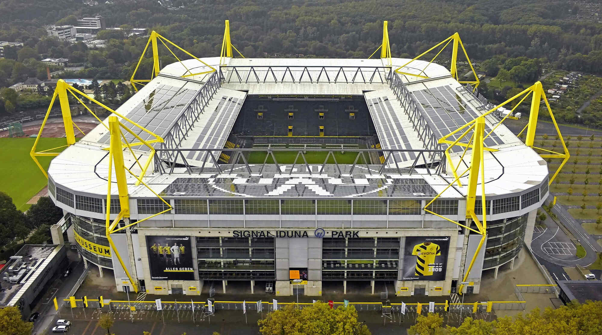 Signal Iduna Park u Dortmundu, domaći stadion Borussije Dortmund, snimljen iz zraka