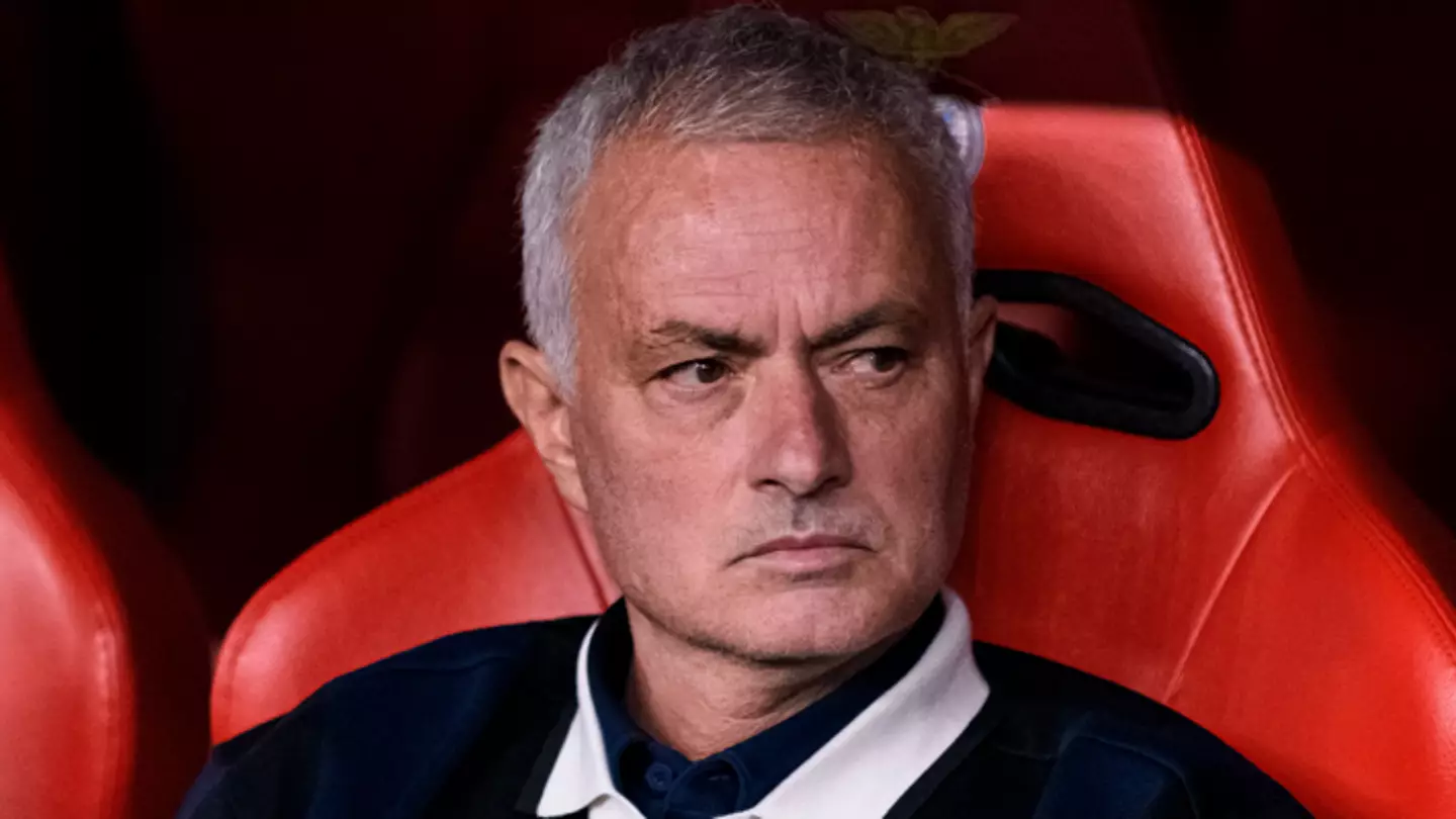 José Mourinho sjedi na klupi za pričuve