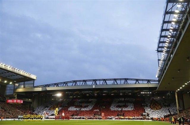 Anfield, stadion Liverpoola, pun navijača prije početka utakmice