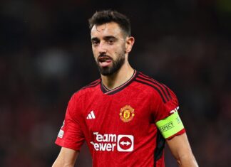 Bruno Fernandes javno kritizirao Carrickovu taktiku nakon 4:1 u Comu, a Carragher: „Sramota” Bruno Fernandes, kapetan Manchester Uniteda, u dresu s kapetanskom vrpcom