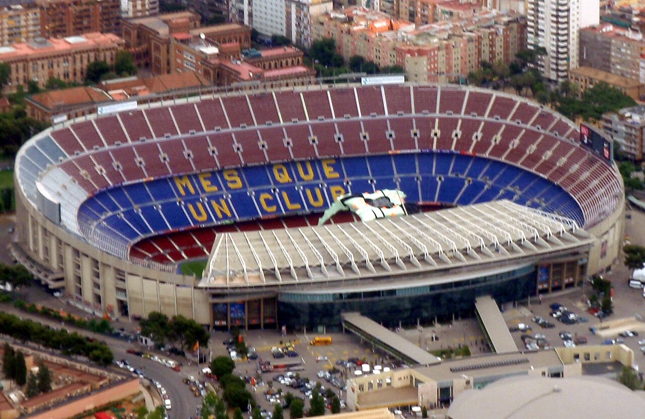 Camp Nou iz zraka s natpisom Més que un club na tribini