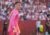 Livaković i Barcelona: na klupi kod 3:0, a legenda kluba kaže „Prvi je Joan García, drugi Livaković” Dominik Livaković u ružičastom golmanskom dresu hrvatske reprezentacije na utakmici 2026.