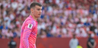 Livaković i Barcelona: na klupi kod 3:0, a legenda kluba kaže „Prvi je Joan García, drugi Livaković” Dominik Livaković u ružičastom golmanskom dresu hrvatske reprezentacije na utakmici 2026.