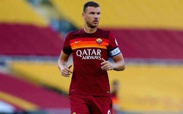 Edin Džeko u tamnocrvenom dresu Rome na travnjaku Olimpica