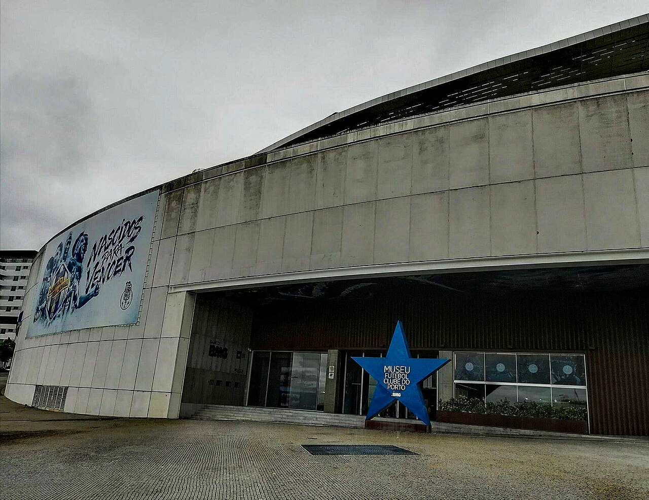 Vanjski pogled na Estádio do Dragão u Portu s ulazom u muzej FC Porta